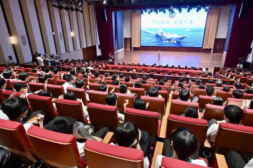 了解海軍:  學生和青少年制服團體在昂船洲軍營參加國防知識講座。