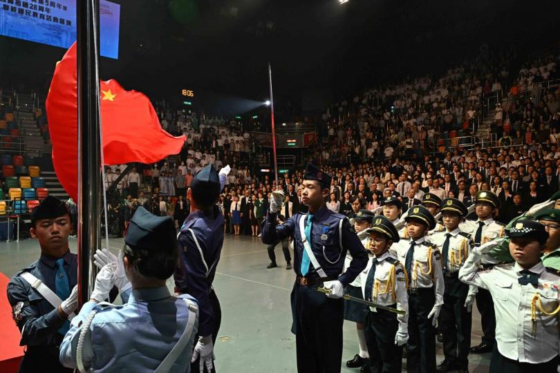 心繫家國:  嘉賓與學生在匯演奏唱國歌和觀看升掛國旗。