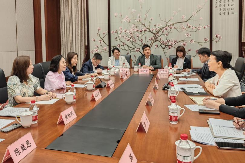 巾幗之聲: 麥美娟(左二)與林怡(右一)就推動婦女和家庭健康發展交流。 巾幗之聲: 麥美娟(左二)與林怡(右一)就推動婦女和家庭健康發展交流。