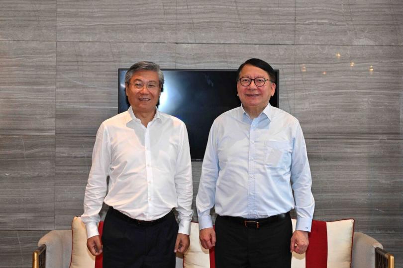 瓊港交流:  陳國基（右）在海口市與李榮燦會面。