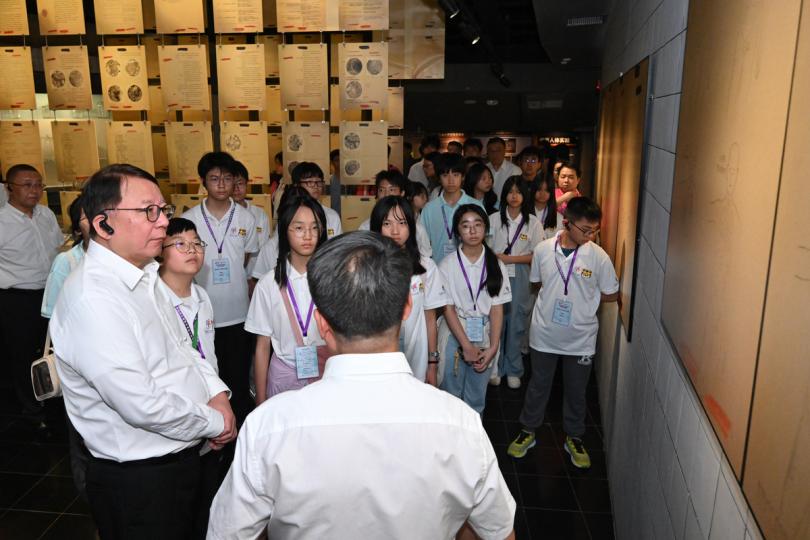 認識史實:  陳國基（左）與共創明Teen計劃學員在侵華日軍第七三一部隊罪証陳列館聽取工作人員講解。