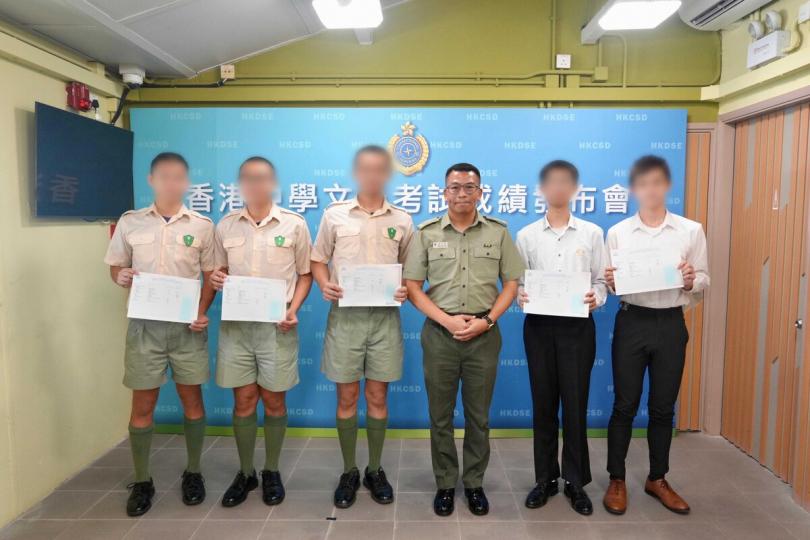 自強不息: 潘浩霖(右三)頒發成績通知書予在囚人士和更生人士。 自強不息: 潘浩霖(右三)頒發成績通知書予在囚人士和更生人士。