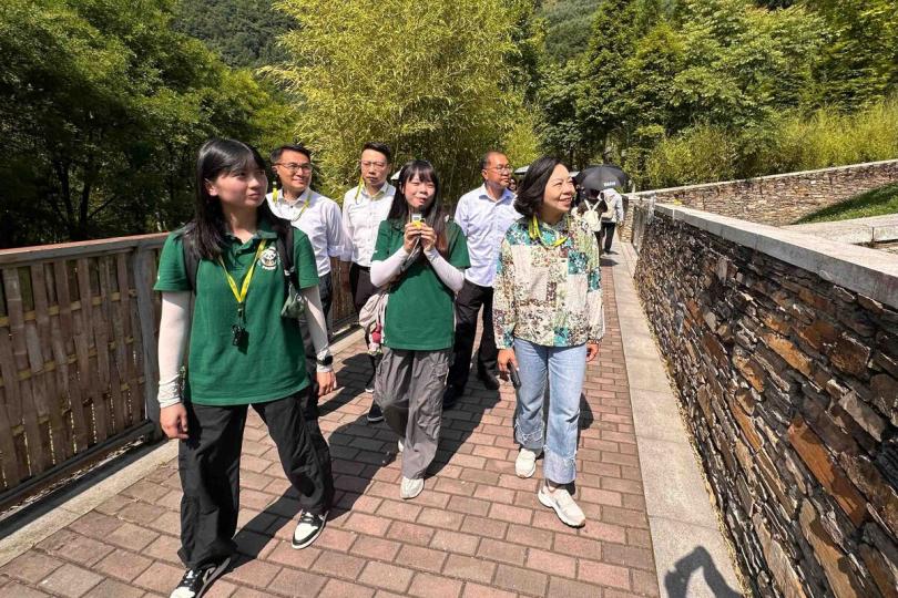 自然保育: 麥美娟(前排右一)到訪中國大熊貓保護研究中心神樹坪基地。 自然保育: 麥美娟(前排右一)到訪中國大熊貓保護研究中心神樹坪基地。
