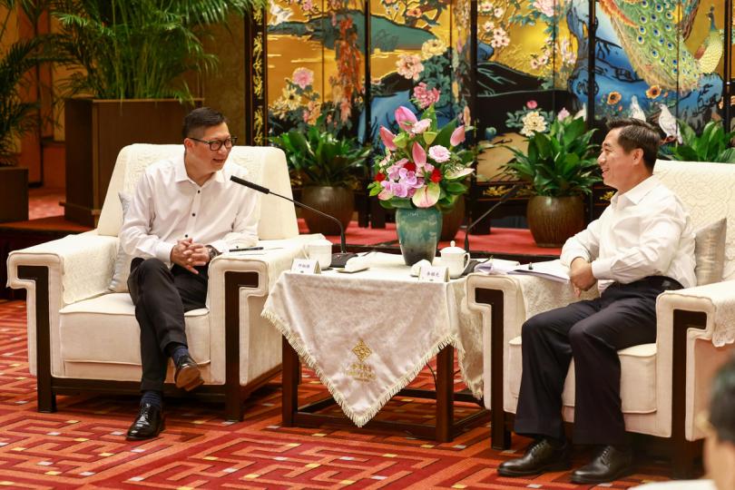 了解江蘇:  鄧炳強（左）與李耀光會面。