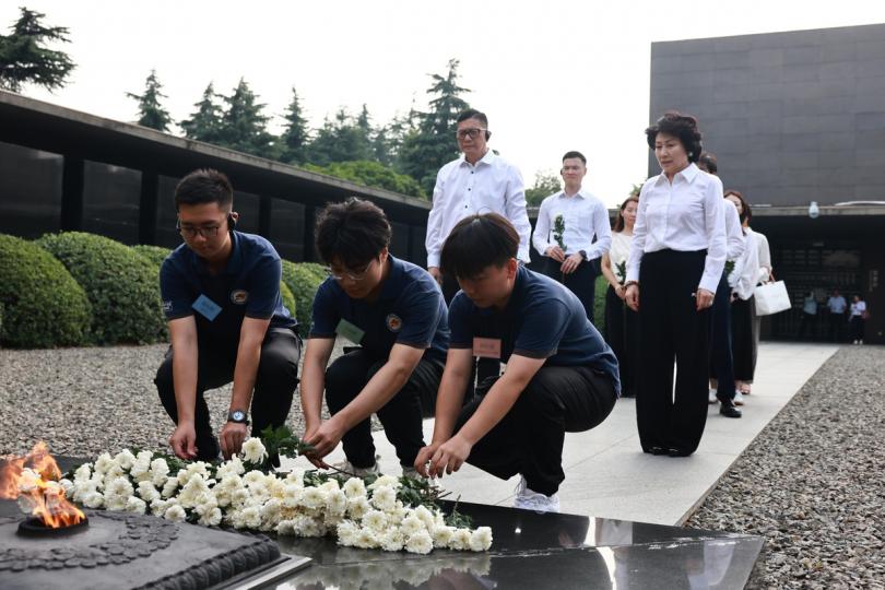 銘記歷史: 鄧炳強(後排左)帶領研學團到訪侵華日軍南京大屠殺遇難同胞紀念館,並參與祭拜儀式。 銘記歷史: 鄧炳強(後排左)帶領研學團到訪侵華日軍南京大屠殺遇難同胞紀念館,並參與祭拜儀式。