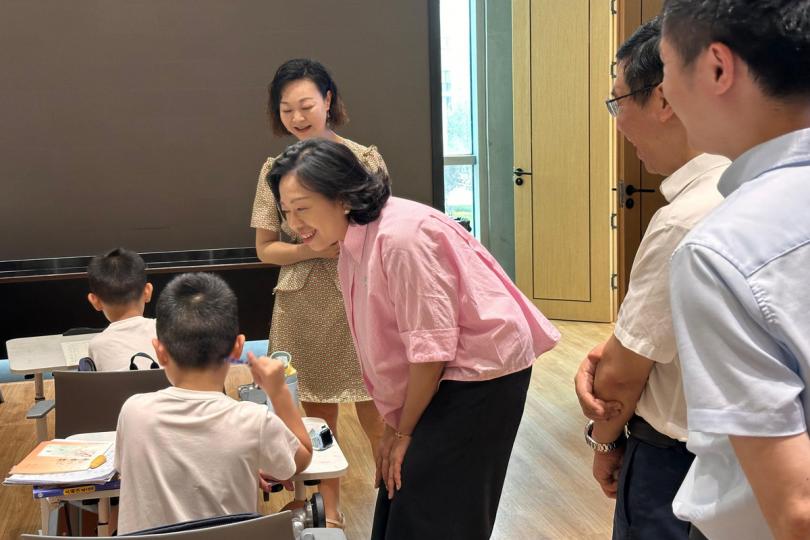 觀摩:  麥美娟（右三）考察成都杉板橋社區。