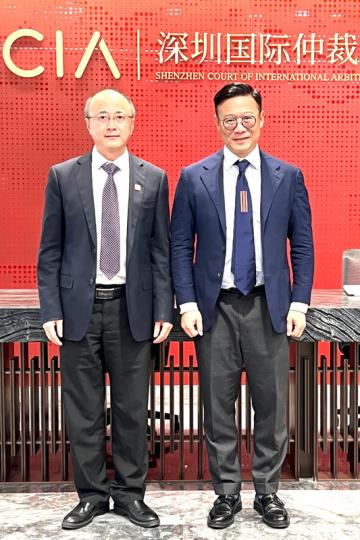 港深協作:  張國鈞（右）與劉曉春探討港深兩地體育爭議解決領域的發展和協作。