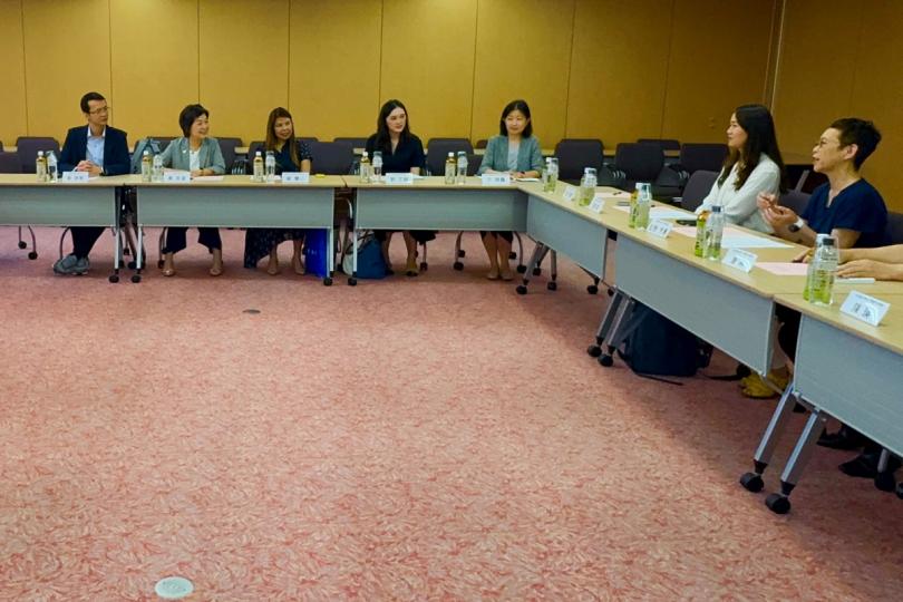 師生交流:  蔡若蓮（左二）與大阪產業大學孔子學院的師生會面。