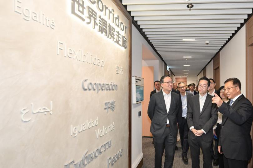 新配套:  林定國（前排左）和崔建春（前排右）參觀國際調解院總部大樓內的世界調解走廊。