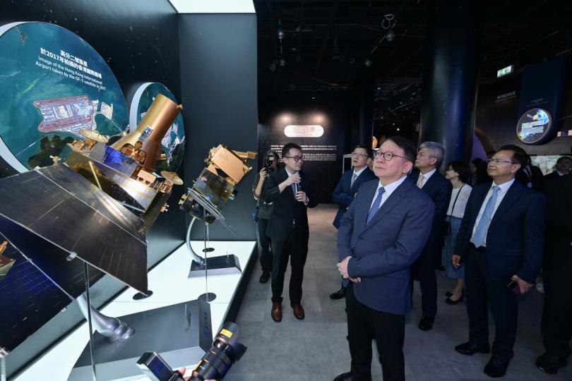 宇宙穹蒼:  陳國基（右二）參觀展覽展品。
