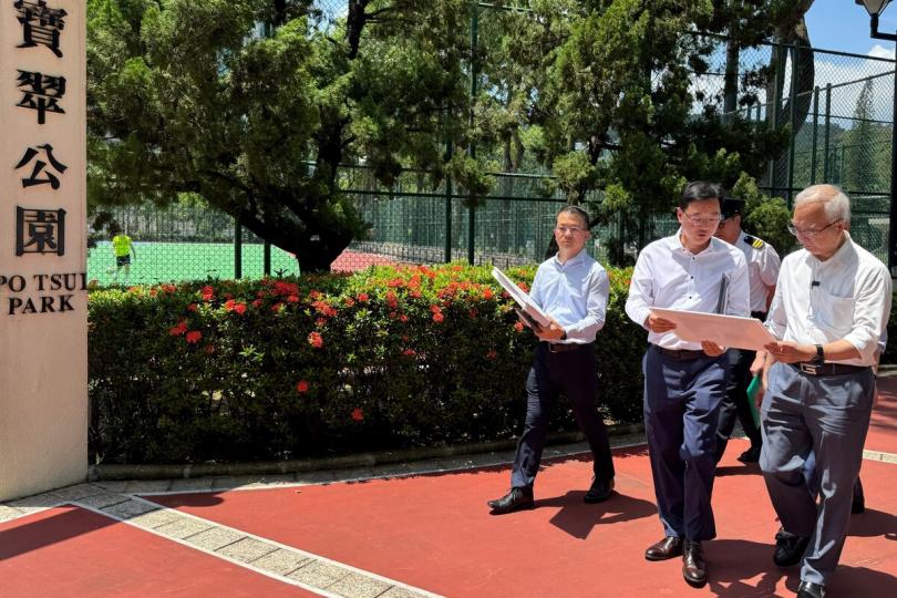 防治蚊患: 謝展寰(右)到將軍澳寶翠公園視察地區加強預防基孔肯雅熱的工作。 防治蚊患: 謝展寰(右)到將軍澳寶翠公園視察地區加強預防基孔肯雅熱的工作。