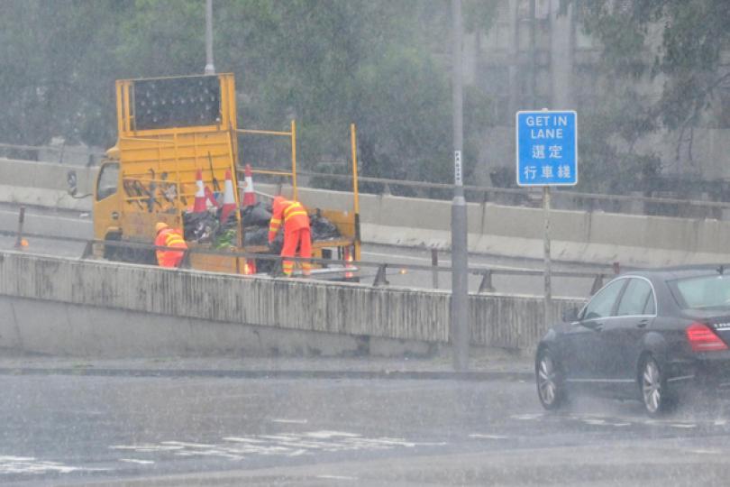 各部門堅守崗位 全力應對暴雨 各部門堅守崗位 全力應對暴雨
