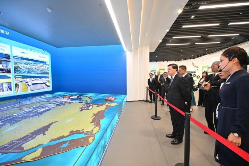灣區發展:  李家超（前排右二）參觀橫琴粵澳深度合作區規劃展覽館。