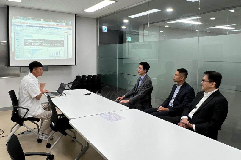 量子超算:  孫東（右）到訪Seoul Startup Hub M+時，與一間聚焦量子計算科技應用初創企業的創辦人會面。