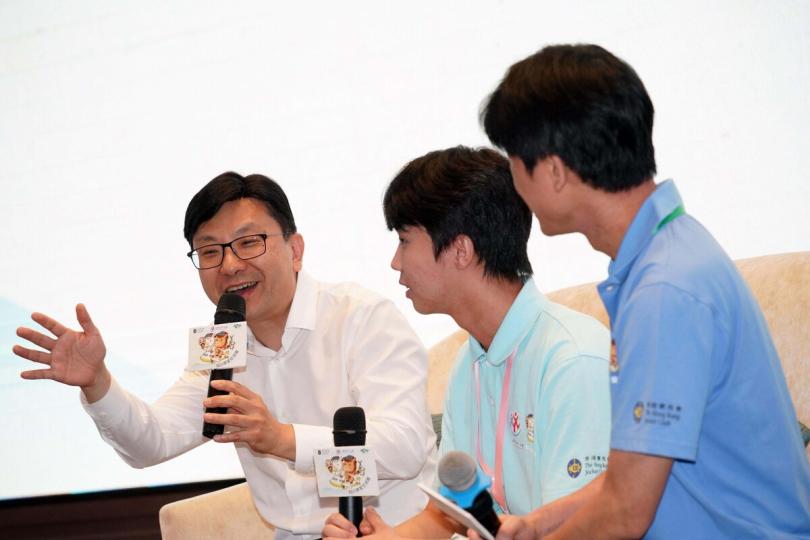 勸勉:  孫玉菡（左）在共創明Teen計劃四川學習交流團的歡迎晚宴上與學員對談。