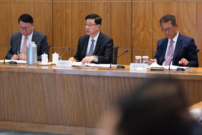 加強準備:  李家超（中）主持行政長官反恐督導組首次會議。