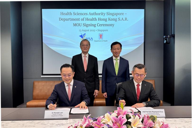 攜手共進:  盧寵茂（後排左）在新加坡見證香港與當地代表簽署一份有關藥械監管和控煙政策的合作備忘錄。