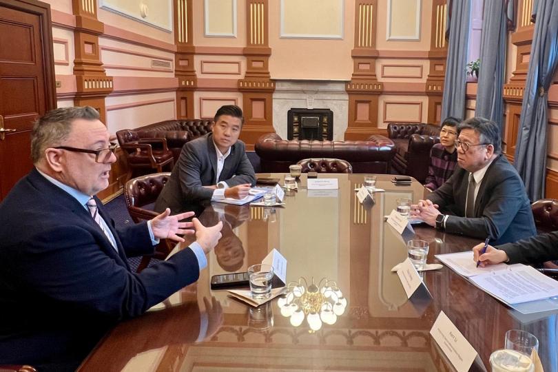開拓商機:  丘應樺（右）向Australian Distillers Association的代表介紹香港調低烈酒稅以推動烈酒貿易，並帶動高增值產業的發展。