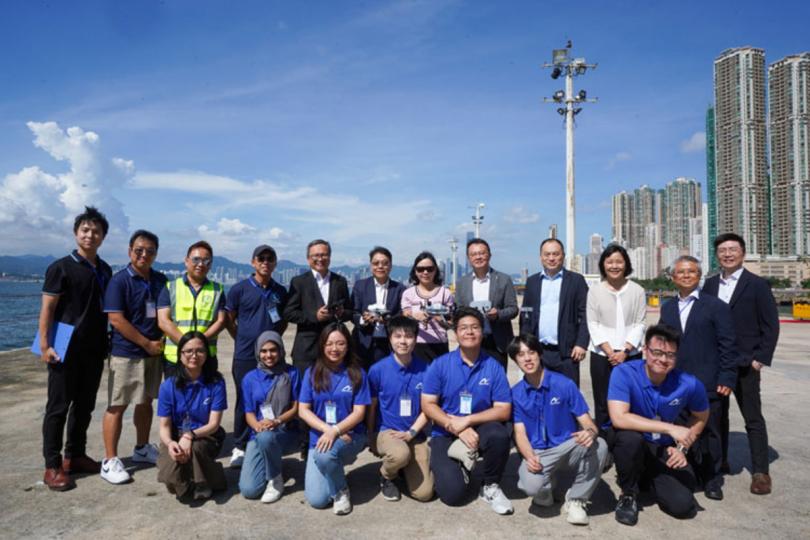 低空經濟:  陳美寶（後排右六）實地了解衛星導航干擾預警機系統運作。