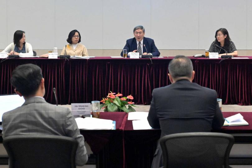 改善民生: 卓永興(右二)主持地區治理專組第九次會議,跟進落實地區治理領導委員會交付的工作。 改善民生: 卓永興(右二)主持地區治理專組第九次會議,跟進落實地區治理領導委員會交付的工作。