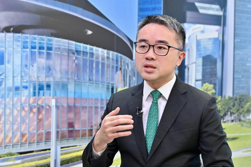 不必過慮:  施俊輝表示，暫無證據顯示未來數年將有大量雙非學童湧到香港升讀大學。