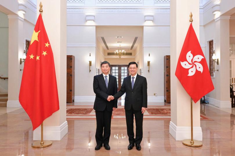 深化合作 :  李家超（右）在禮賓府與周祖翼會面。