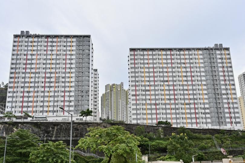 打破紀錄:  彩興路簡約公屋第一座只花了17.5個月便建成，創下香港高層建築最快興建紀錄。