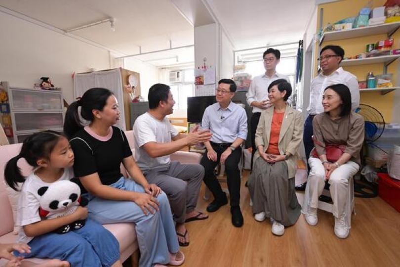 特首訪觀塘就施政報告聽取民意