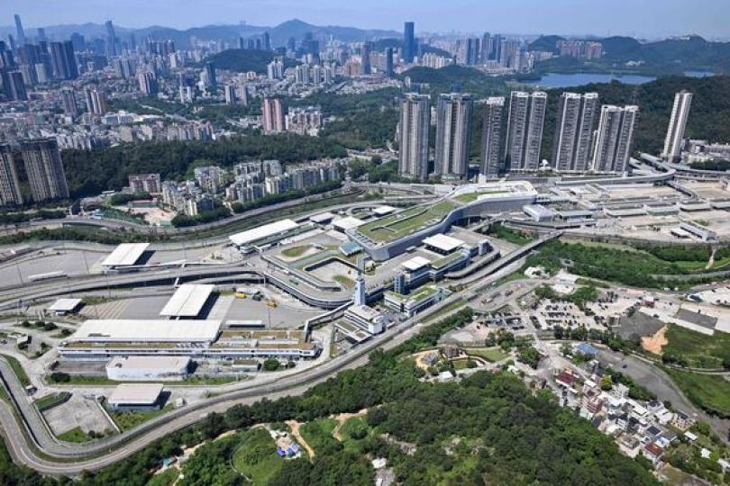 新安排便利香園圍跨境私家車過境