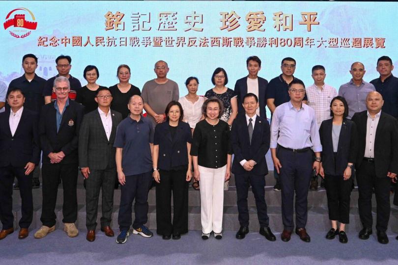 以史為鑑:  楊何蓓茵（前排右五）連同多個公務員團體代表參觀「銘記歷史 珍愛和平---紀念中國人民抗日戰爭暨世界反法西斯戰爭勝利80周年大型巡迴展覽」。