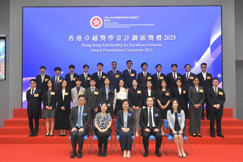 脫穎而出:  61名得獎者將入讀境外知名大學，蔡若蓮（第一排中）勉勵他們日後學成歸來貢獻香港。