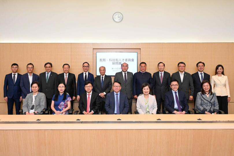 集聚人才:  陳國基（前排中）、教育局局長蔡若蓮（前排右三）、創新科技及工業局局長孫東（前排右二）、勞工及福利局局長孫玉菡（前排左三）與12位顧問團成員舉行首次交流會。