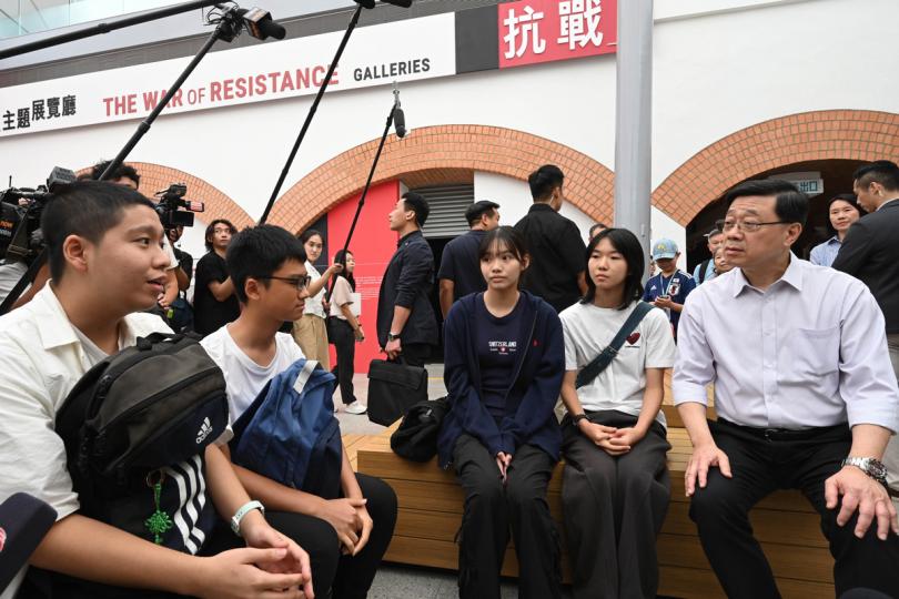 認識歷史:  李家超（右）到訪香港抗戰及海防博物館，與博物館訪客交流。
