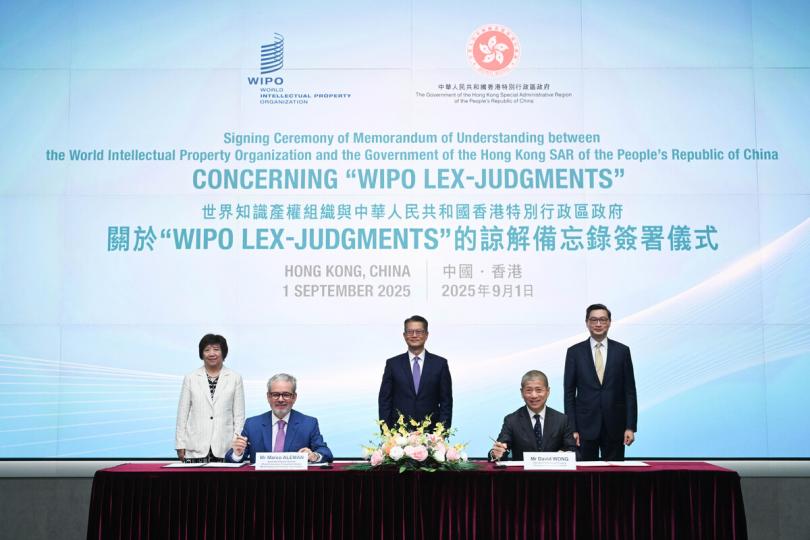 資訊共享: 陳茂波(後排中)、王彬穎(後排左)和潘兆初(後排右)見證黃福來(前排右)和馬爾科.阿萊曼簽署諒解備忘錄。 資訊共享: 陳茂波(後排中)、王彬穎(後排左)和潘兆初(後排右)見證黃福來(前排右)和馬爾科.阿萊曼簽署諒解備忘錄。