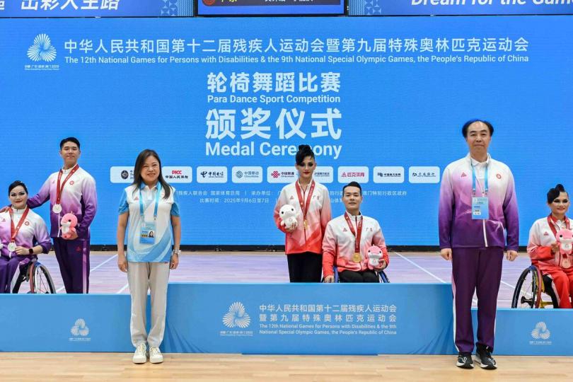 精湛表現:  文化體育及旅遊局局長羅淑佩（前排左）頒獎予混合標準舞三項得獎隊伍。