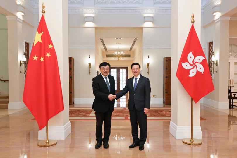 會面共議:  李家超（右）在禮賓府與馮飛會面。