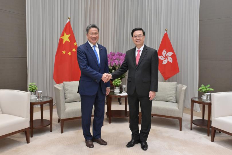 會晤交流:  李家超（右）與孫占托會面。