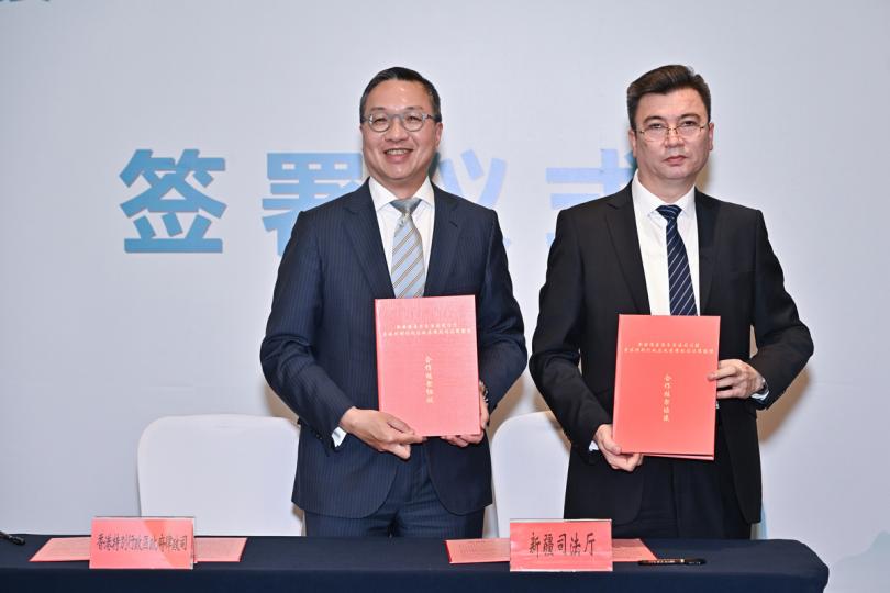 簽訂協議:  林定國（左）與新疆維吾爾自治區司法廳廳長乃比江．依不拉伊木簽訂法律服務合作框架安排。