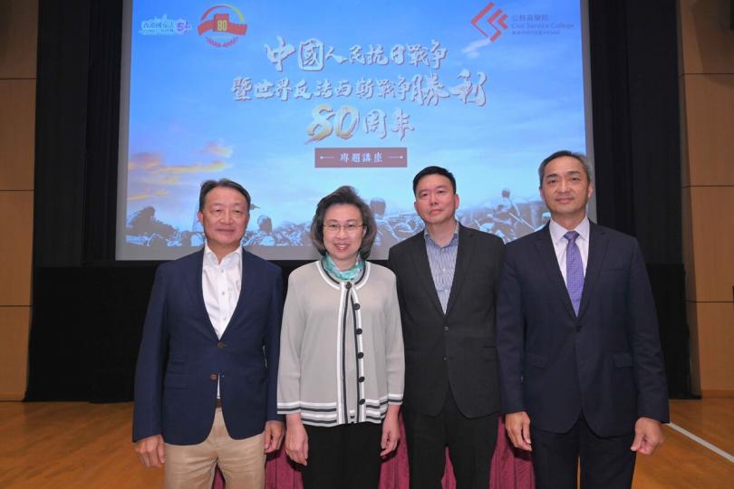銘記抗戰:  楊何蓓茵（左二）出席由邱逸（右二）主講的專題講座。