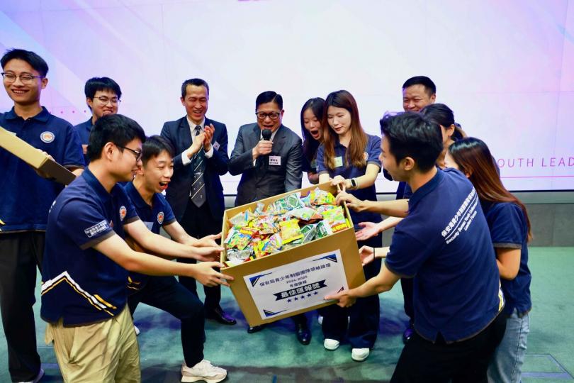 成果豐碩:  鄧炳強在保安局青少年制服團隊領袖論壇年度匯報上頒獎予最佳匯報組別。