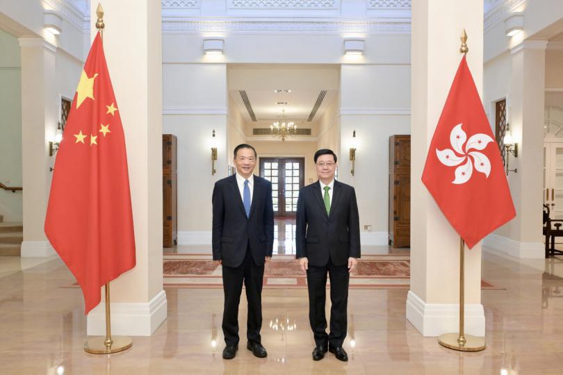 加強合作:  李家超（右）與慎海雄會面。