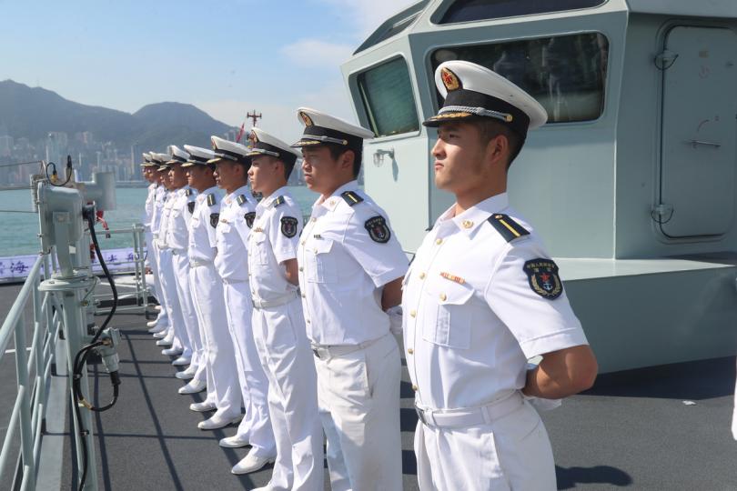 水師訪港:  海軍83艦編隊首次來港，學員在船上站泊。