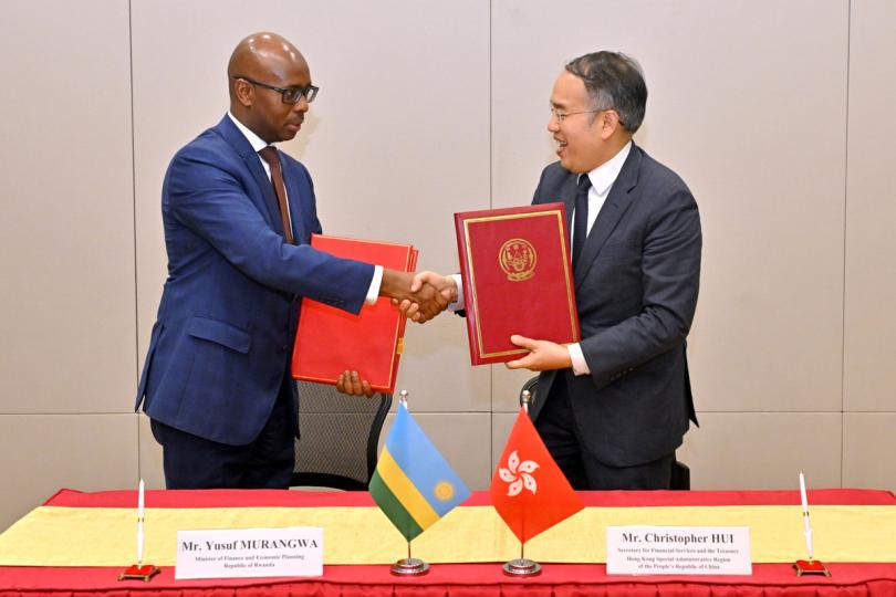 促進合作:  許正宇（右）和Yusuf Murangwa簽署全面性避免雙重課稅協定後交換文件。