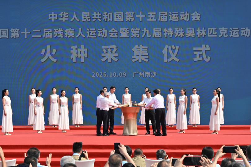 共同繁榮: 李家超(前排右二)代表香港特區點燃十五運會和殘特奧會聖火。 共同繁榮: 李家超(前排右二)代表香港特區點燃十五運會和殘特奧會聖火。