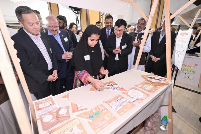 護幼共融: 孫玉菡(右三)參觀推廣保護兒童的遊戲攤位。 護幼共融: 孫玉菡(右三)參觀推廣保護兒童的遊戲攤位。