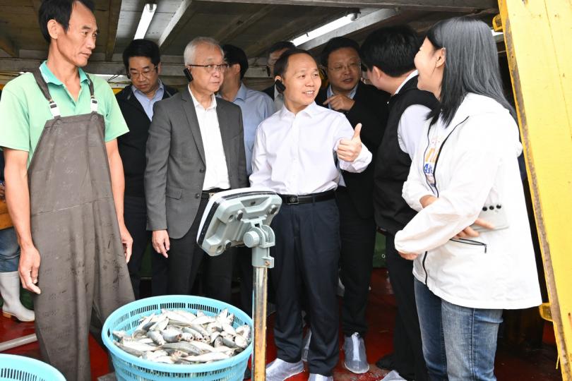 交流:  謝展寰(左三)陪同張治禮(右四)率領的代表團參觀香港仔魚類批發市場。 交流:  謝展寰(左三)陪同張治禮(右四)率領的代表團參觀香港仔魚類批發市場。