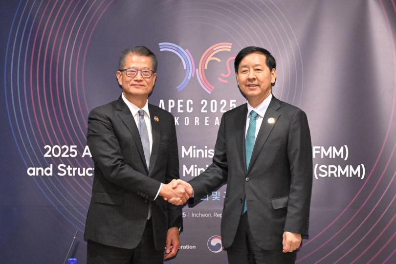 商討合作:  陳茂波(左)在韓國仁川出席亞太區經濟合作組織財政部長會議期間與具潤哲會面。 商討合作:  陳茂波(左)在韓國仁川出席亞太區經濟合作組織財政部長會議期間與具潤哲會面。