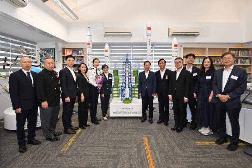 全國勞模代表團與市民交流 全國勞模代表團與市民交流