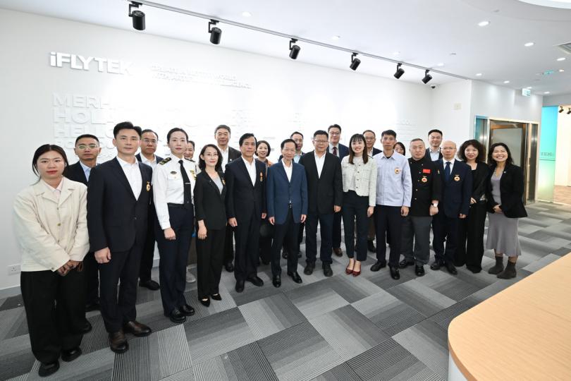智慧城市:  全國勞動模範和大國工匠代表團、張曼莉(前排右六)參觀數碼港。 智慧城市:  全國勞動模範和大國工匠代表團、張曼莉(前排右六)參觀數碼港。