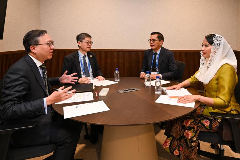 會面共議:  林定國(左)與Dyah Roro Esti Widya Putri(右)進行雙邊會面。 會面共議:  林定國(左)與Dyah Roro Esti Widya Putri(右)進行雙邊會面。